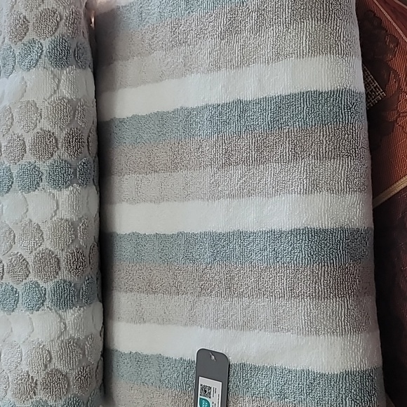 Soho Living Beige, Green And White Bath Towel Set of 2 bath tow… - Picture 1 of 2
